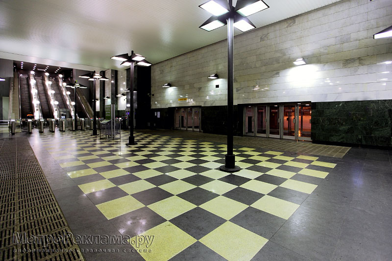 Станция "Воробьёвы горы". Северный вестибюдь. Вестибюль оборудован четырёхленточным эскалаторным наклоном для входа и выхода пассажиров.