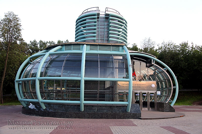 Станция метро "Славянский бульвар" западный вестибюль.