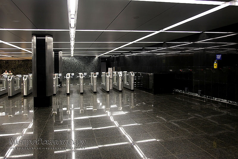 Станция метро "Славянский бульвар". Аванзал западного подземного вестибюля, турникеты по входу и выходу пассажиров.