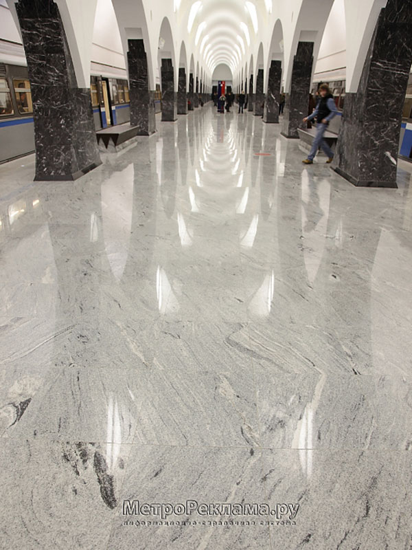 Станция "Волоколамская" станционный зал. Пол вымощен светло-серым с прожилками полированным гранитом.