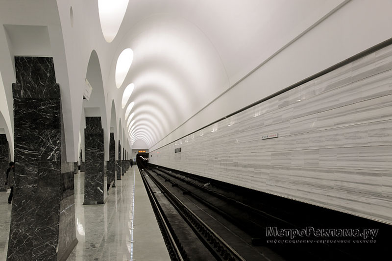 Станция "Волоколамская" Путевой зал станции наполнен светом. Следующая станция - "Митино"