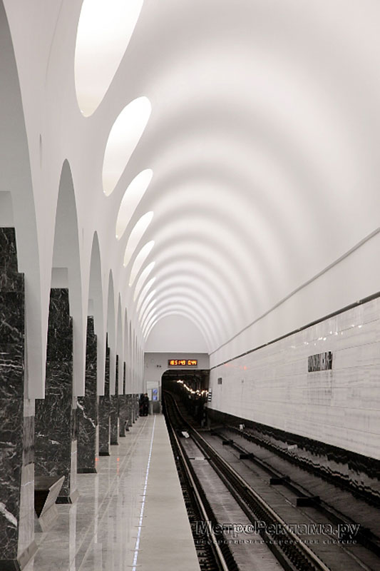 Станция "Волоколамская". Путевой зал станции наполнен светом.