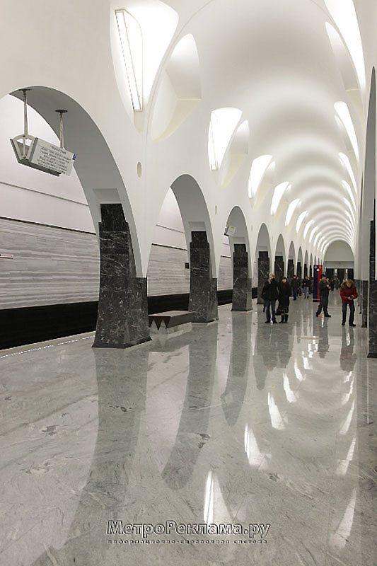 Станция "Волоколамская". Просторный станционный зал, одна из положительных особенностей станции.