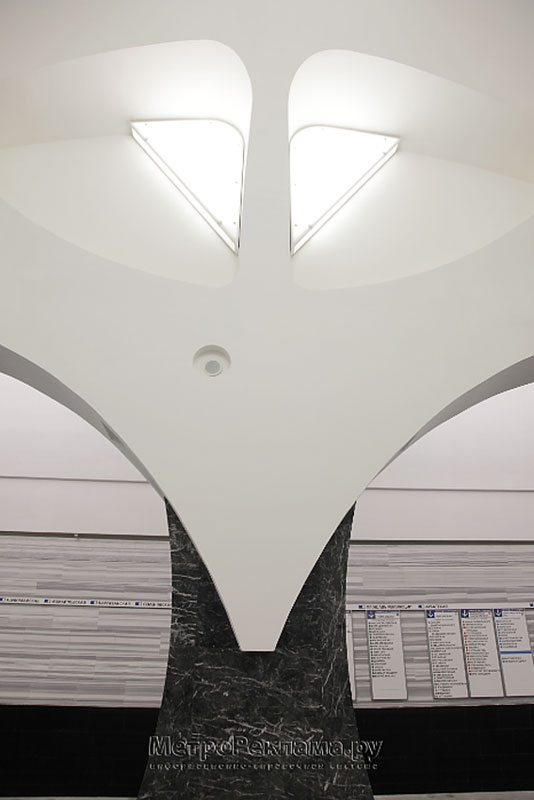 Станция "Волоколамская" Станционный зал.
Опорные колонны напоминают закованного в латы средневекового воина.