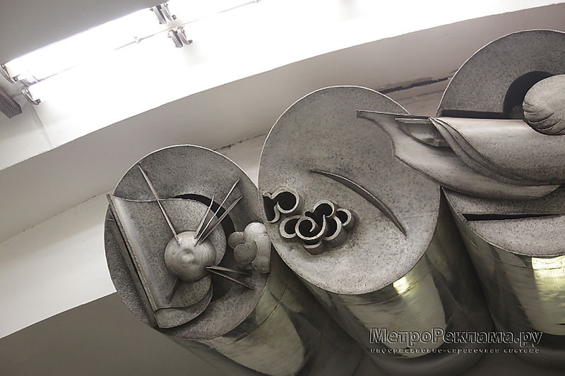 Станция метро "Бабушкинская". Станционный зал. Скульптурная композиция посвященная покорению Арктики, художник А.М.Мосийчук