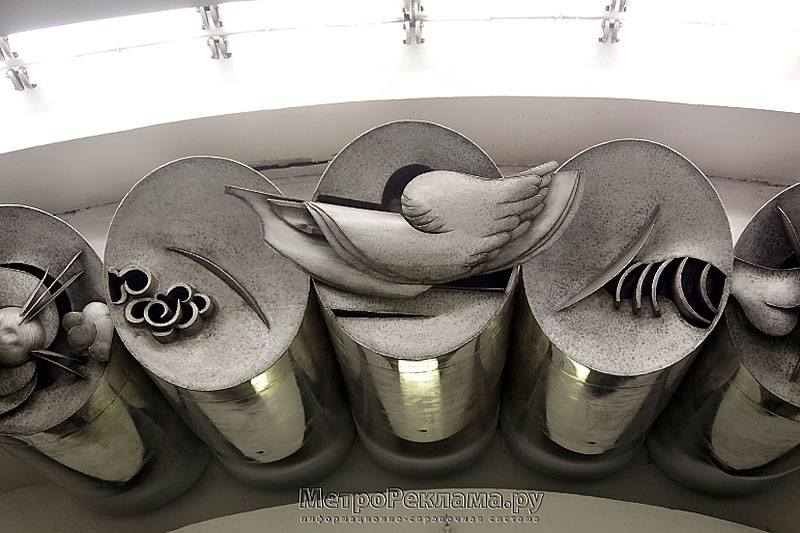 Станция метро "Бабушкинская". Станционный зал. Скульптурная композиция посвященная покорению Арктики, художник А.М.Мосийчук