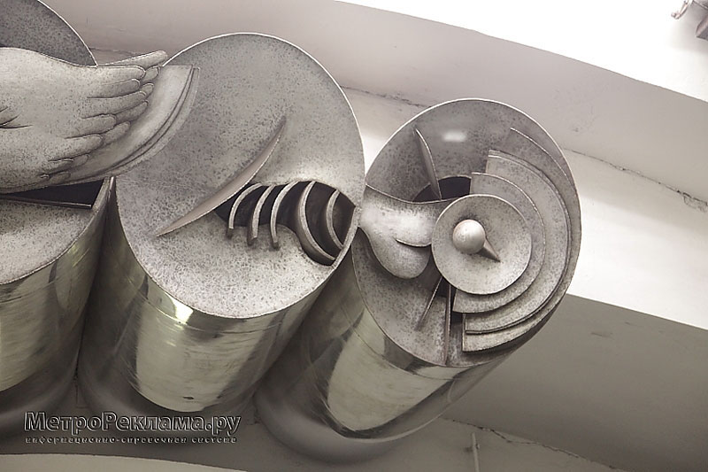 Станция метро "Бабушкинская". Станционный зал. Скульптурная композиция посвященная покорению Арктики, художник А.М.Мосийчук