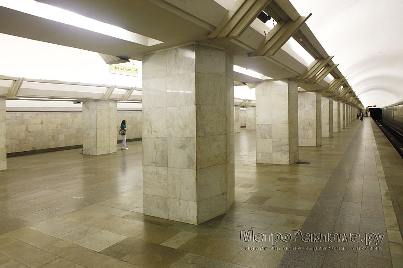 Станция "Полянка". Путевой зал. Архитектура станции выполнена в простых архитектурных формах и в традиционном цвете древнего зодчества.