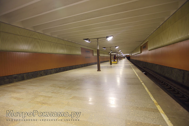 Станция "Волжская". Станционный зал. Высокий свод, без промежуточных опор, создаёт великолепное ощущения свободы и бесконечного пространства.