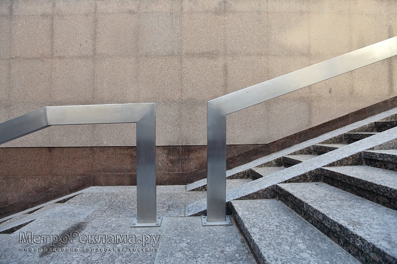 Станция "Достоевская" Выход в город на Суворовскую площадь к театру "Российской Армии".