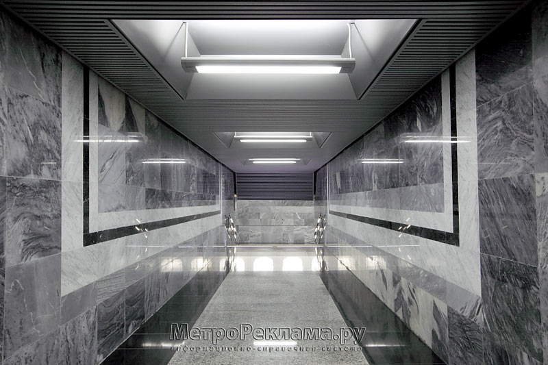 Станция "Достоевская" Подходной коридор в промежуточный станционный зал .