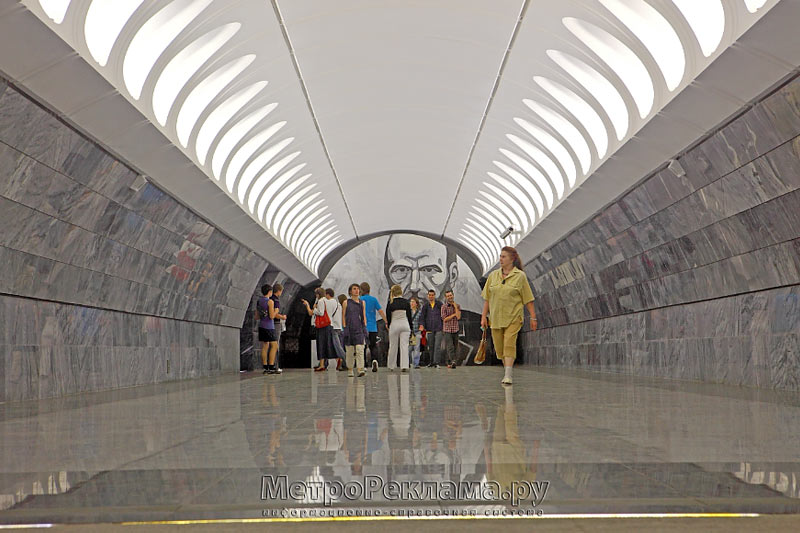 Станция "Достоевская". Торцевая стена промежуточного зала. Панно из флорентийской мозаики с портретом Ф.М.ДОСТОЕВСКОГО.