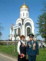 Парк Победы в День Победы. Аллея Памяти - Служили два товарища.